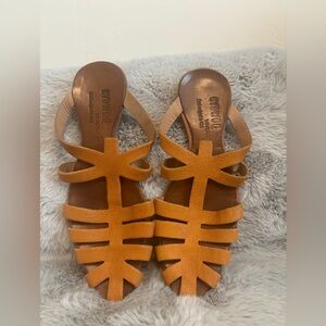Cydwoq Sandals